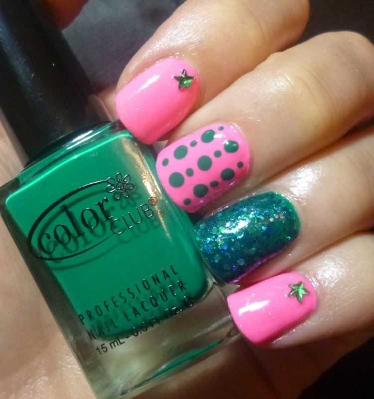 Spik-design-idéer-rosa-gröna-naglar-stjärnor