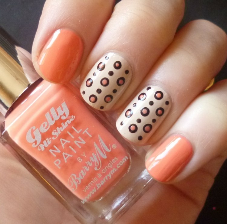 Idéer för nageldesign-naglar-prickar-strass-orange