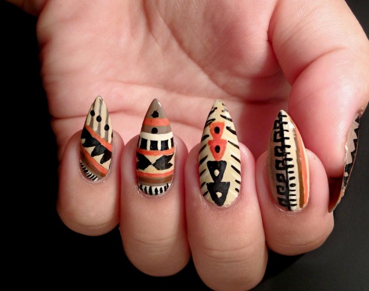 nageldesign-aztec-mönster-stilett-nagel-beige-orange