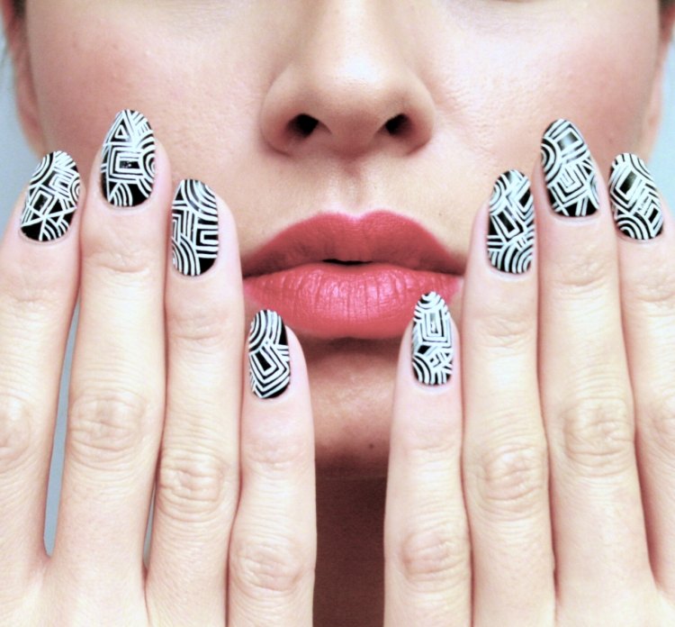 nageldesign-aztec-mönster-svart-vit-stilett-nagelform