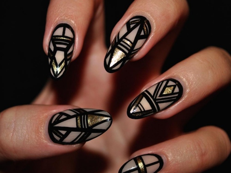 nageldesign-aztec-mönster-stilett-naglar-naken-svart-guld