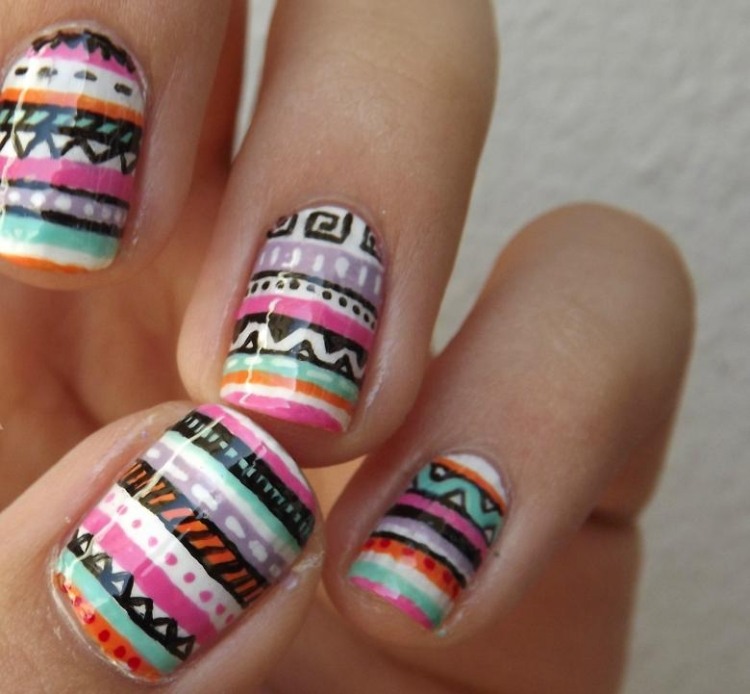 Nageldesign-aztec-mönster-ränder-färgglatt-nagellack