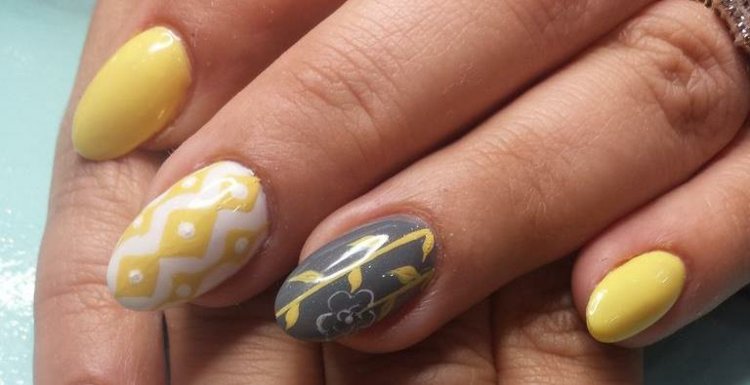 nageldesign i gul glitter-grå-blomma-retro accent