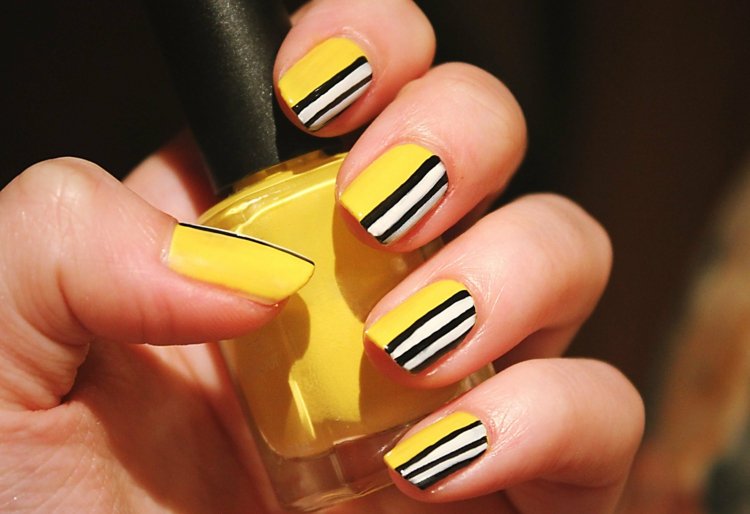 nageldesign-gul-ränder-optik-svart-vit