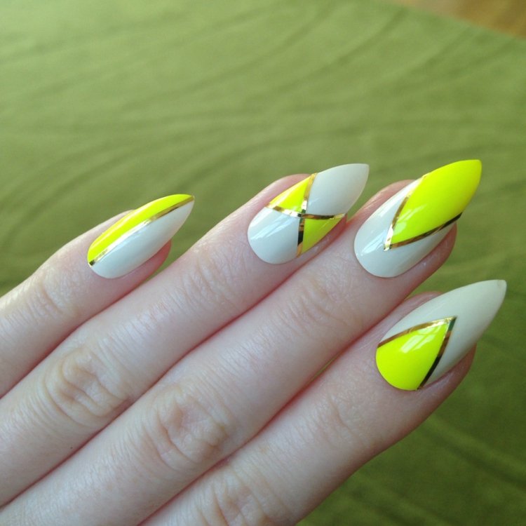 spik-design-i-gul-neon-stilett-guld-ränder-vit-lack