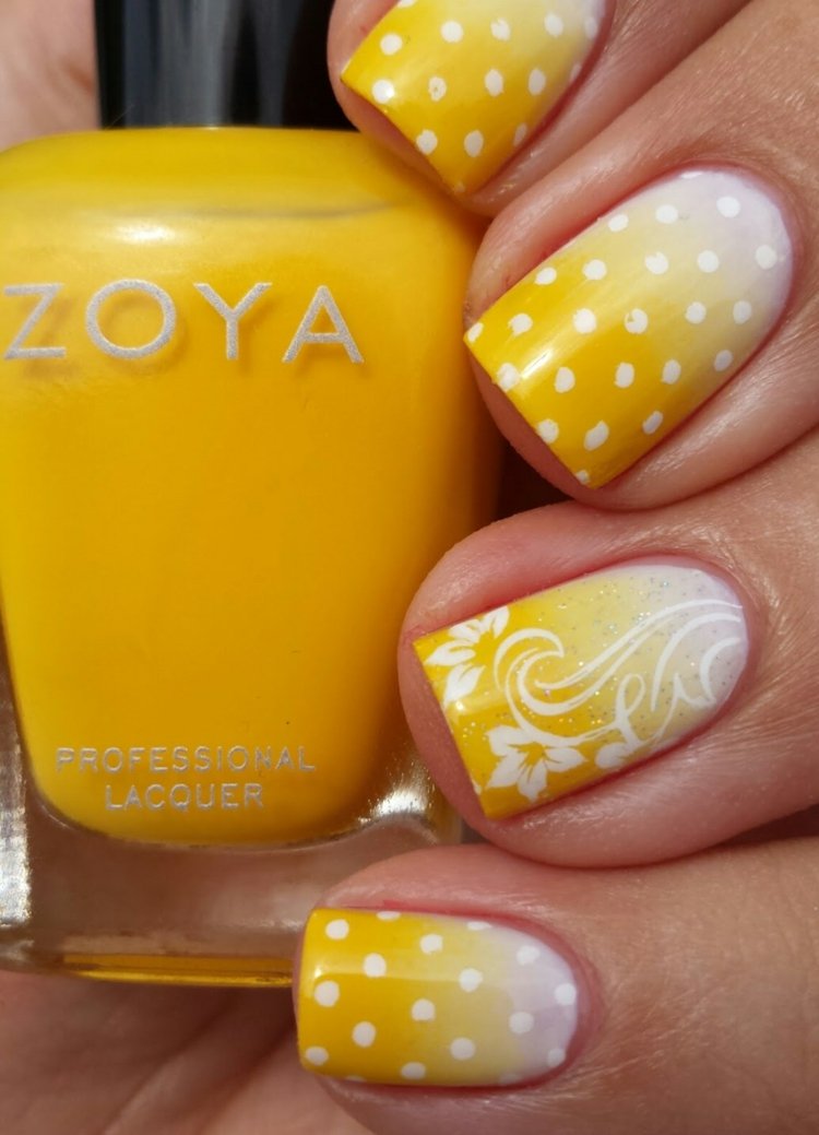 nageldesign i gul prickmönster-ombre-vit-blommig-idé