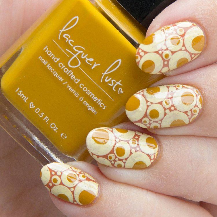 nageldesign i gula retrostil cirklar gammalt vitt