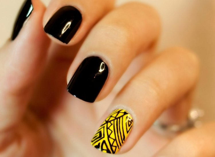 nageldesign-gul-accent-finger-tribal-mönster-svart