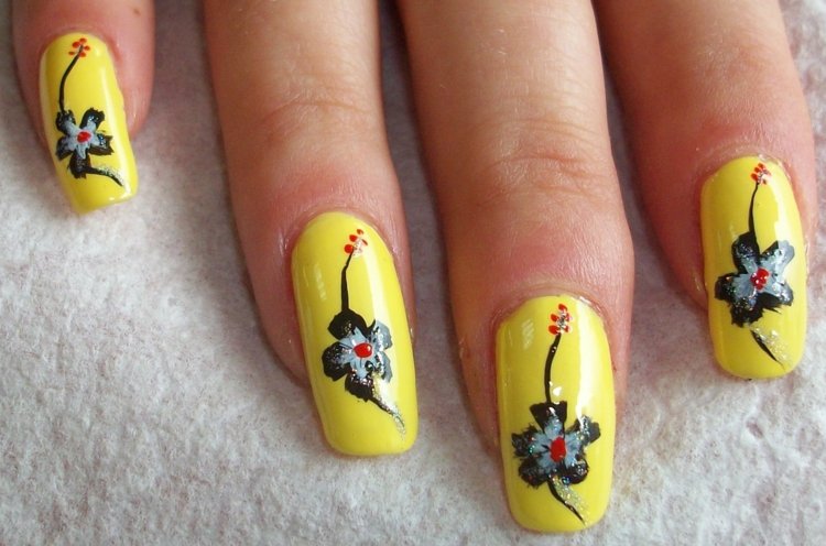 nageldesign-gul-bakgrund-konstnärligt-blommor-diy-inspiration