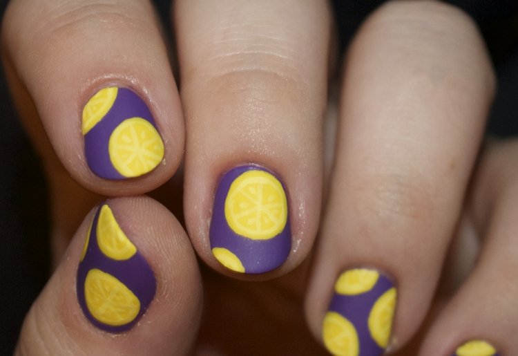 nageldesign-gula-cirklar-lila-bakgrund-citron-bilder-sommar