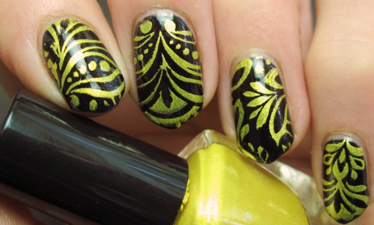 nageldesign-gul-metalliskt-guld-vackert-mönster-romantiskt