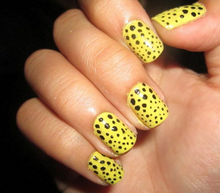 nageldesign-gula-prickar-design-små-stora