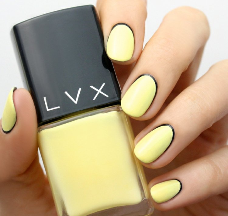 nageldesign-gul-pastell-ton-idé-svart-underjordisk-accent-elegant