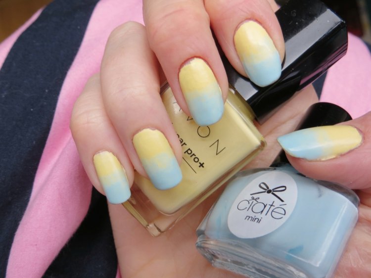 nageldesign-gul-pastell-toner-ljusblå-ombre-effekt-fransk