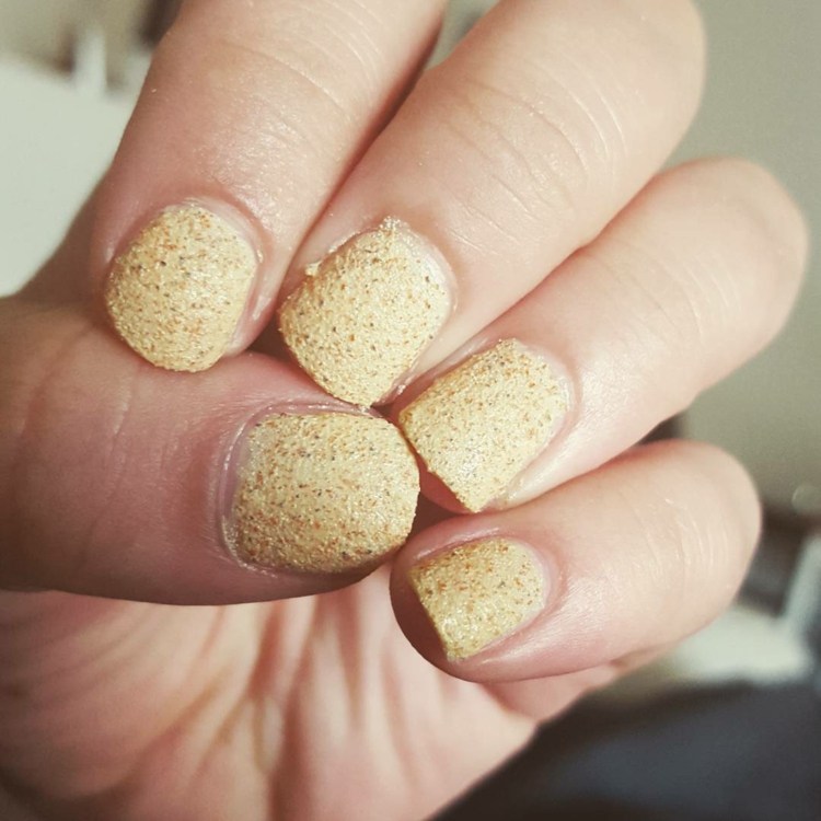 nageldesign-gul-naturlig-ton-sand-optik-trend-jordfärg