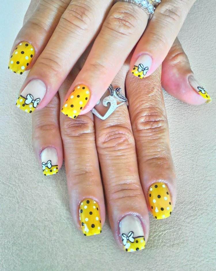nageldesign-gul-gör-det-själv-båge-prickar-ljusblå