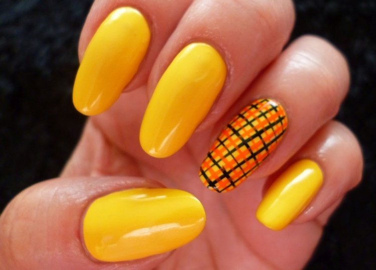 nageldesign i gult rutmönster-orange-grönt-accent-spik