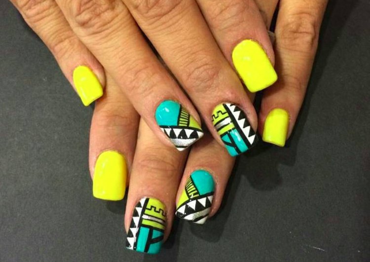 nageldesign-gul-turkos-vit-aztec-kombination-färg-mix