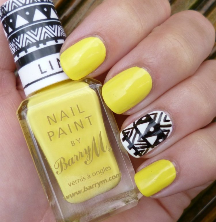 nageldesign-gul-aztec-mönster-svart-vit-färg