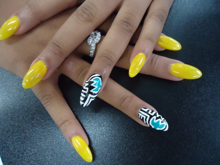 nageldesign-gul-blå-nyans-motiv-spetsiga-naglar-filer