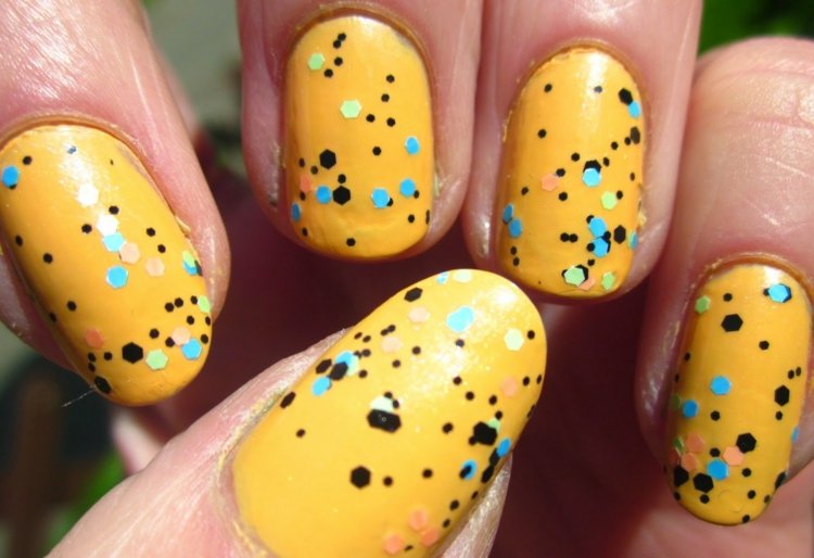 nageldesign-gul-glitter-turkos-glamour-inspiration-glad-humör