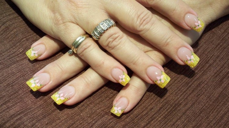 nageldesign-gul-glitter-fransk-blomma-dekoration-fingerringar