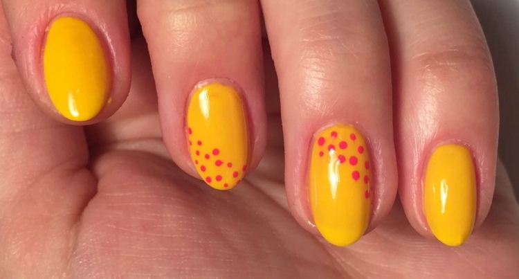 nageldesign-gul-mörka-prickar-rosa-ovala naglar