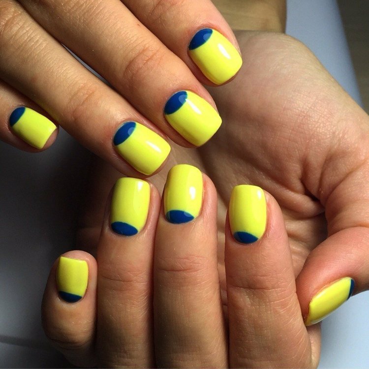nageldesign-gul-mörkblå-accent-halvmåne-design