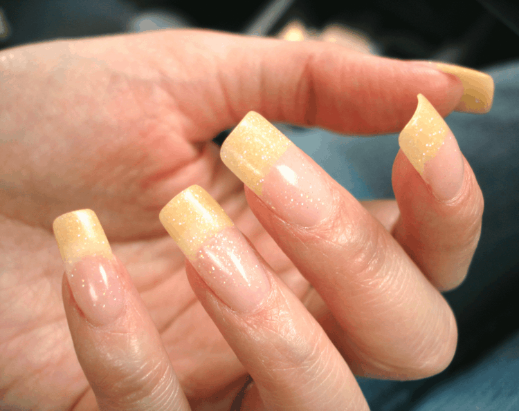 nageldesign-gul-lång-naglar-subtil-färg-