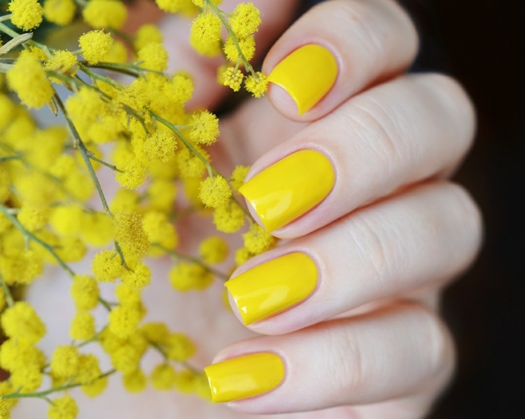 nageldesign i gul enkel-idé-blommor-vår-sommar