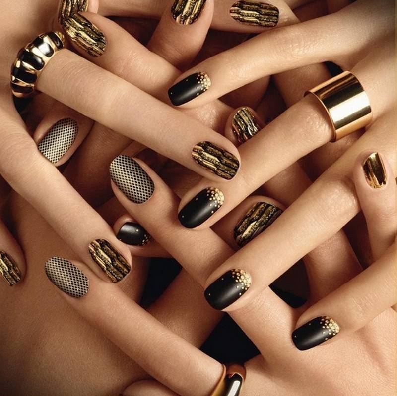 Nageldesign-svart-guld-strass-idéer-nagelkonst