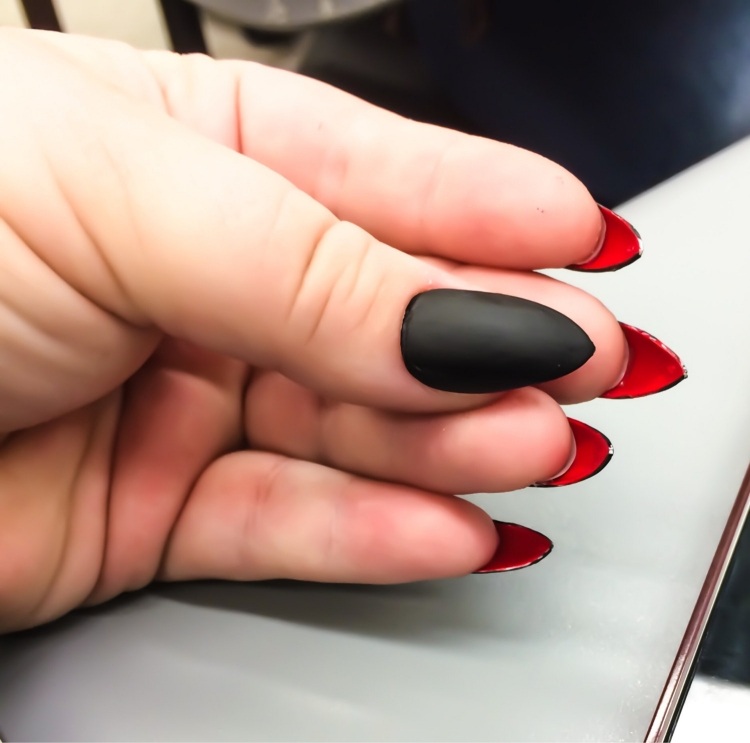 nageldesign-svart-idéer-nagellack-matt-effekt-ned-röd