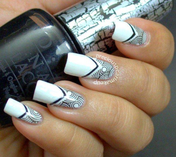 Nageldesign i svartvitt långt nagelcirkelmönster