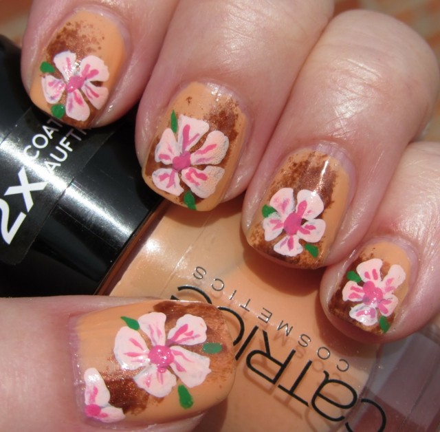 Applicera motiv i beige färgfärgblommor