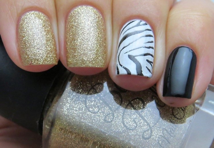 nagelstämpel-spik-design-glitter-guld-svart-vit-zebra-djur-motiv