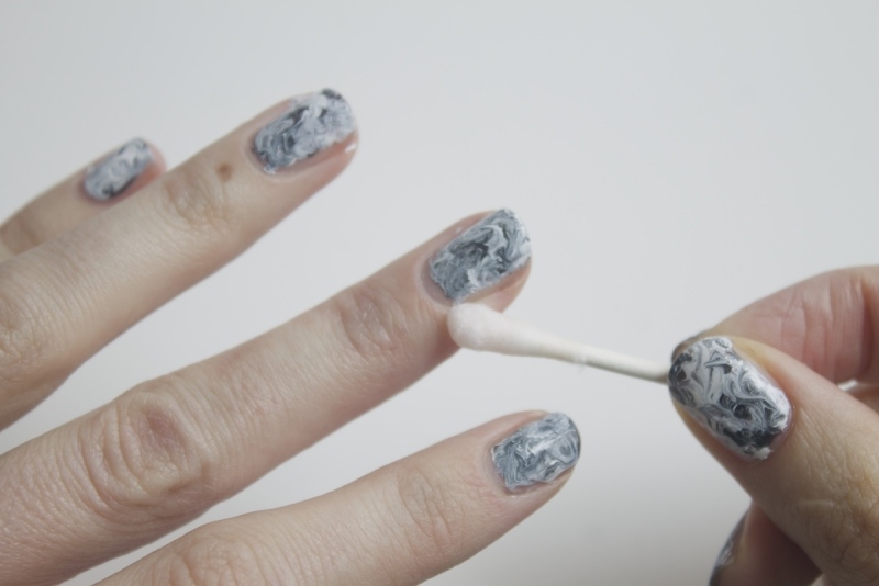 marmor-effekt-bomullspinnar-att-rengöra-dina-fingrar-diy