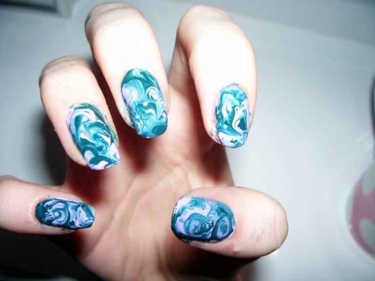 marmor-effekt-naglar-turkos-blå-vitmönstrade