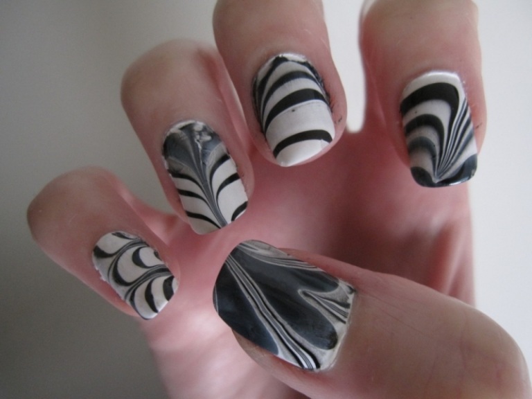 spik-marmor-svart-vitmönstrade fingrar