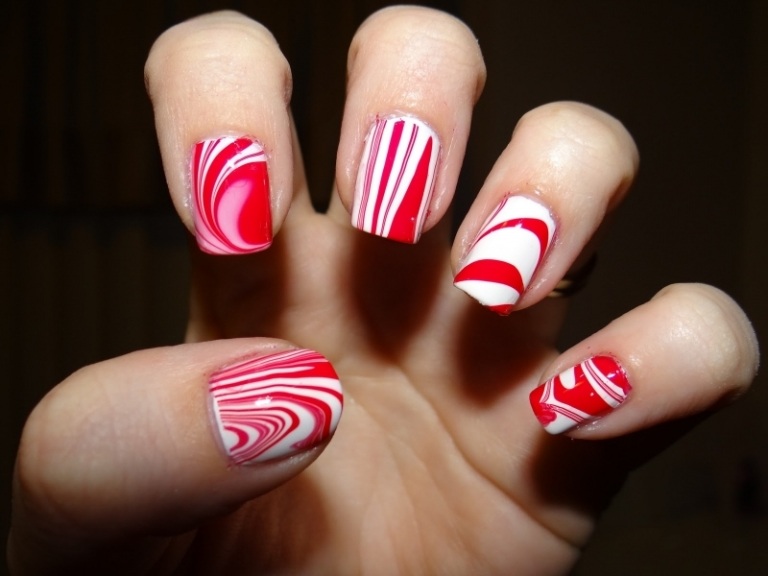 Nageldesign med vatten och nagellack-marmor-effekt-röd-vit-jordgubb-nagellack