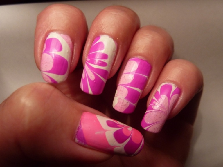 Nageldesign med vatten och nagellack-nagel-design-marmor-effekt-finger-rosa-ros-vit