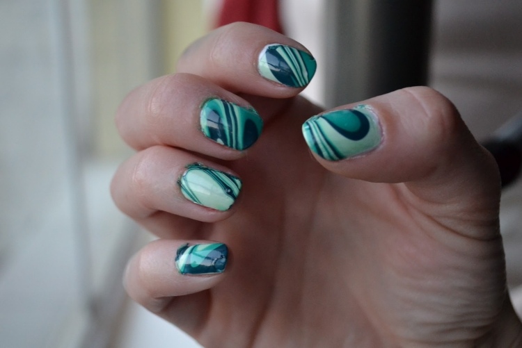 Nageldesign med vatten och nagellack -nagel-design-vatten-teknik-turkos-blå-grön