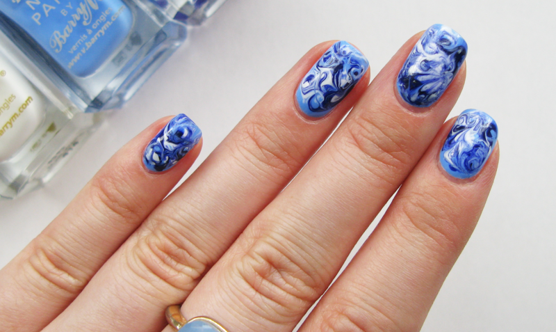 nageldesign med vattenblå lack DIY idé damer styling marmor