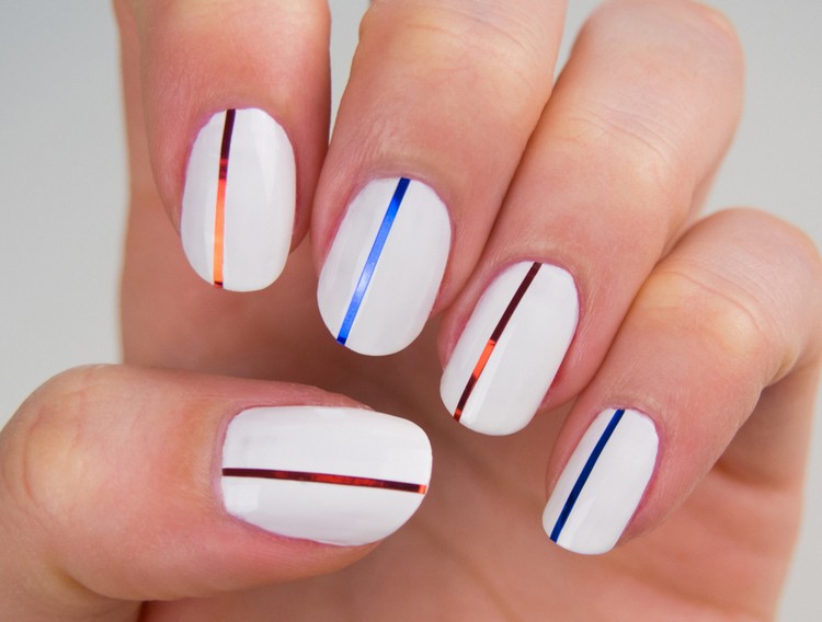 Nageldesign-dekorativa ränder-mångfärgade-vita nagellack