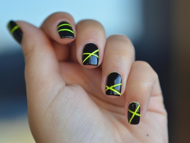 nageldesign-trim-idéer-svart-nagellack-neon-gula-ränder