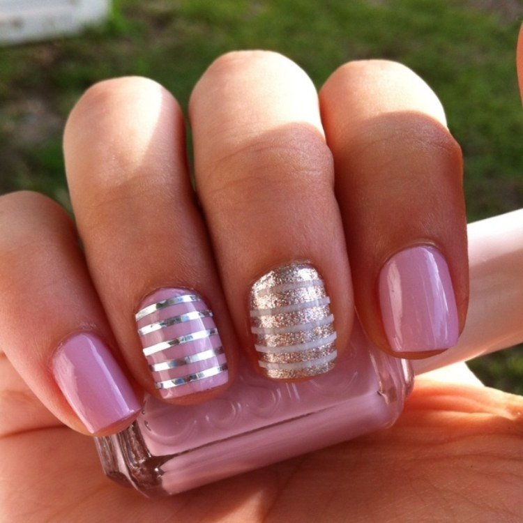 nageldesign-dekorativa-ränder-idéer-rosa-nagellack-silver-ränder
