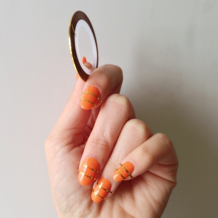 nageldesign-trim-idéer-orange-nagellack-gyllene-ränder