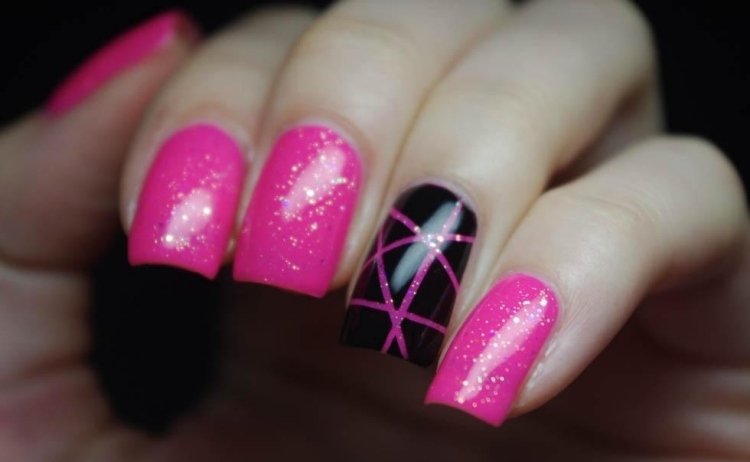Nageldesign med dekorativa ränder-idéer-rosa-svart-glitterlack