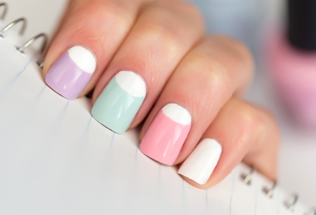 nageldesign-sommar-färger-pastell-lila-grön-rosa-vit