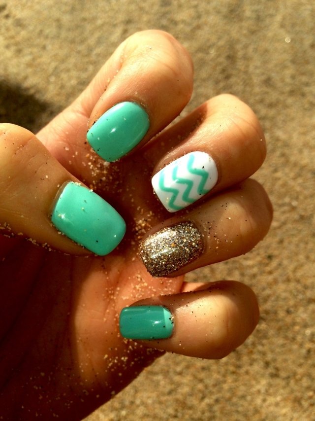 nageldesign-sommar-strand-mint-gyllene-glitter