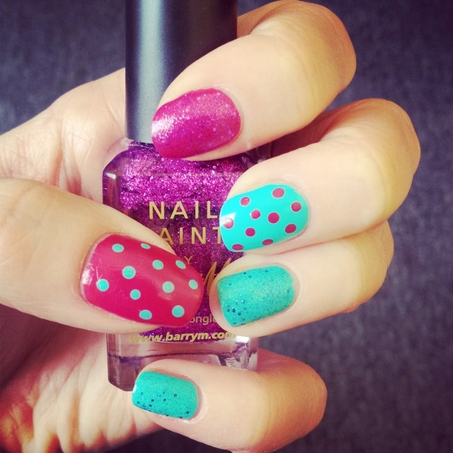 sommar nagel-fuchsia-turkos-prickad